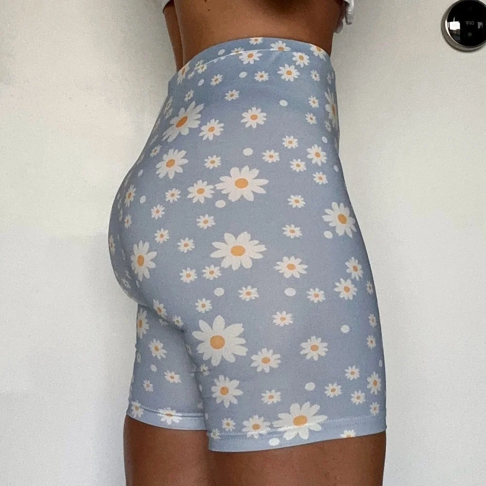 High-Rise Daisy Print Bike Shorts - Light Blue - Picture 2 of 3